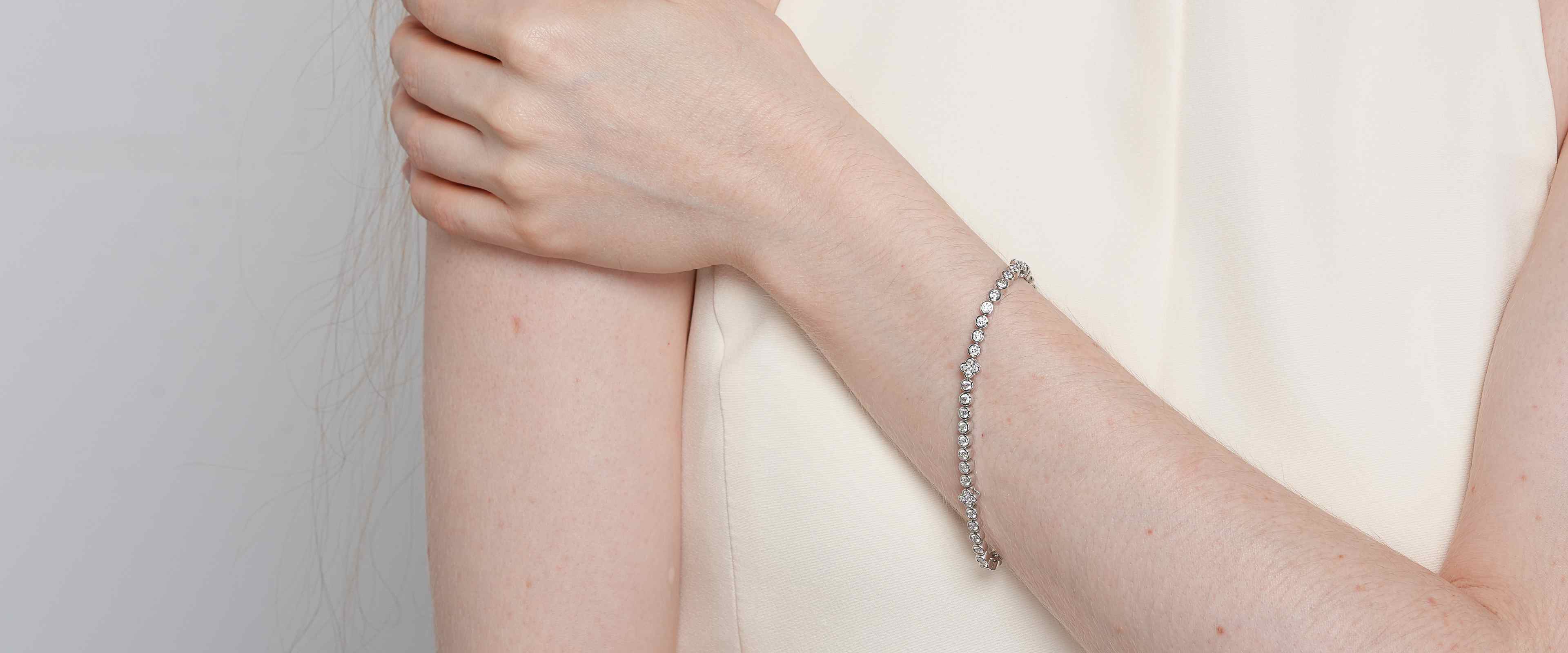 Shining Star Jewelry Moissanite Bezel Setting Colored Four Leaf Clover Bracelet Shining Star Jewelry Moissanite Bezel Setting Colored Four Leaf Clover Bracelet