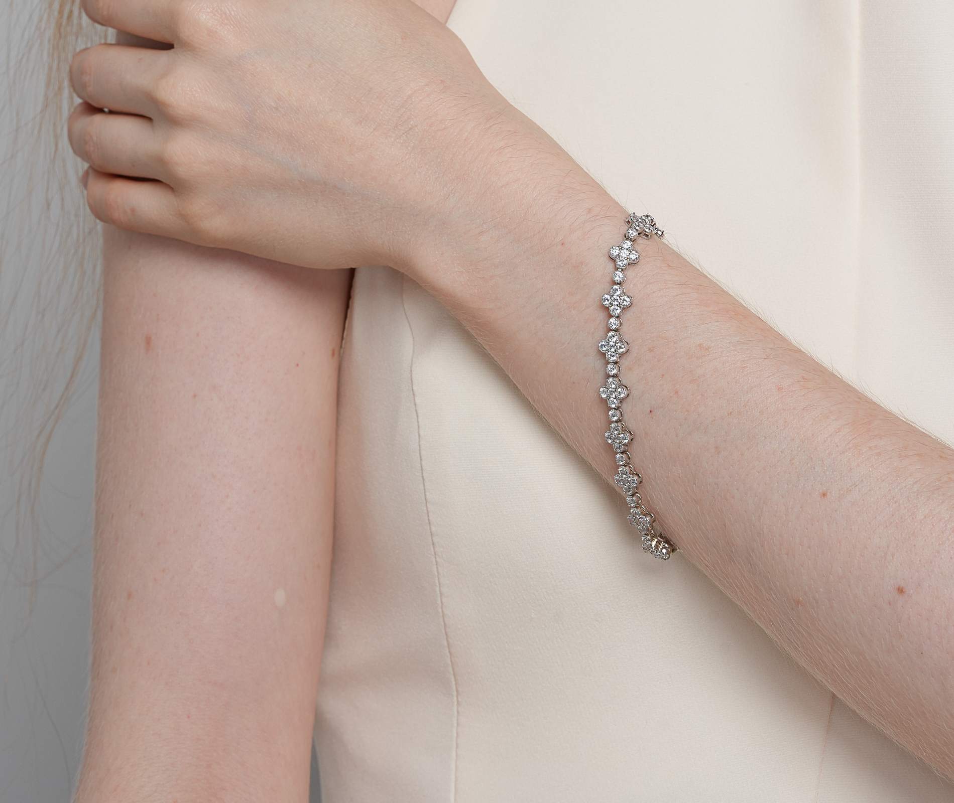 Shining Star Jewelry Women's VVS Diamond Moissanite Four Leaf Clover Bracelet Shining Star Jewelry Women's VVS Diamond Moissanite Four Leaf Clover Bracelet