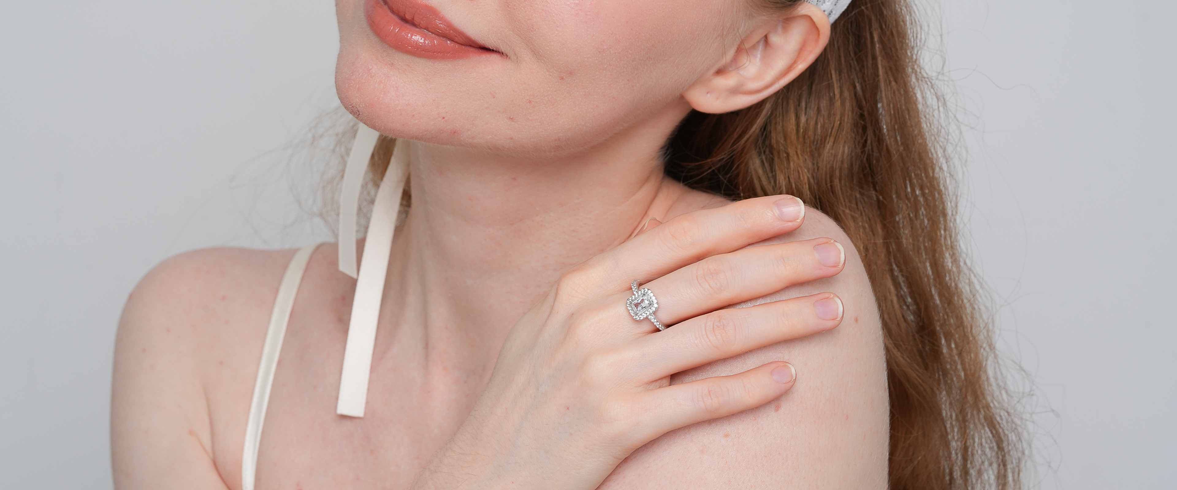 Shining Star Jewelry Fashionable 0.8ct Moissanite Emerald Cut Halo Ring Women Shining Star Jewelry Fashionable 0.8ct Moissanite Emerald Cut Halo Ring Women